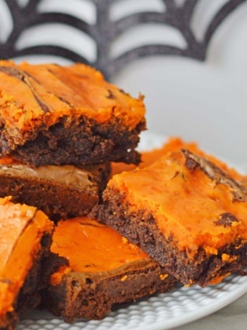 halloween cheesecake brownies thumbnail picture.