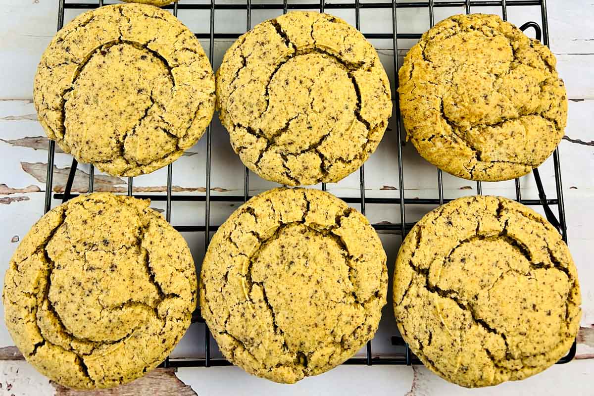 six cookies on a baking rack.