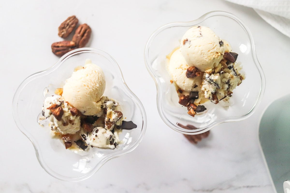 two glass dishes with ice cream.