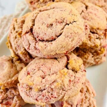 Strawberry cheesecake cookies thumbnail picture.